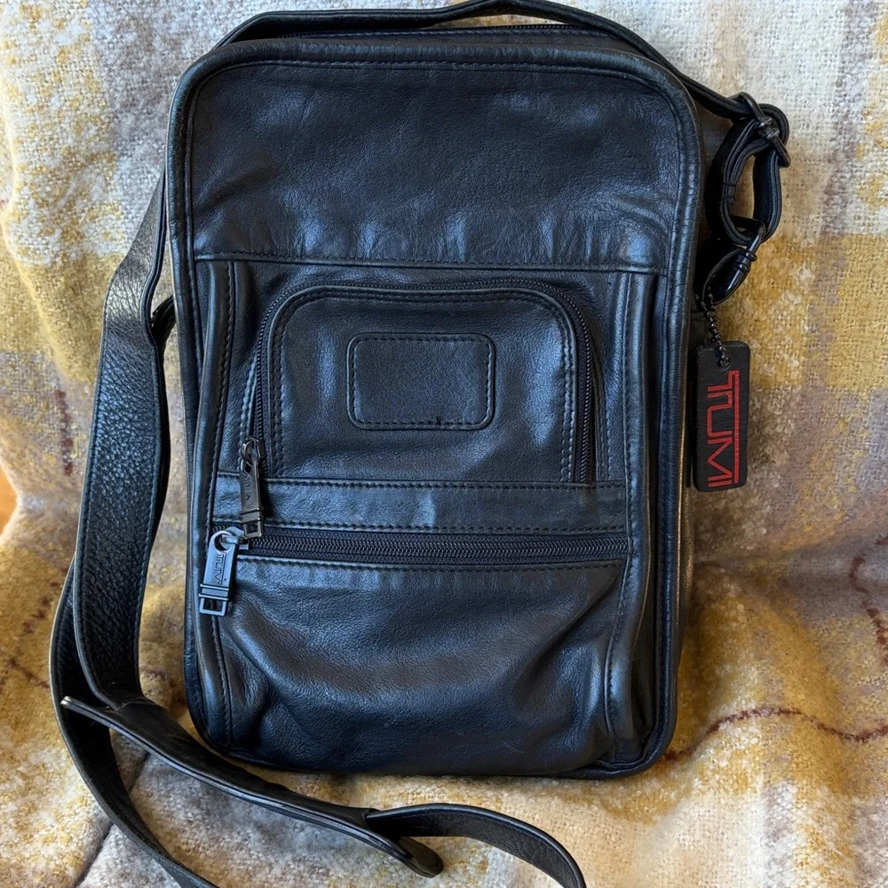 EUC TUMI Vintage UNISEX Black Leather Attractive Travel Work Crossbody